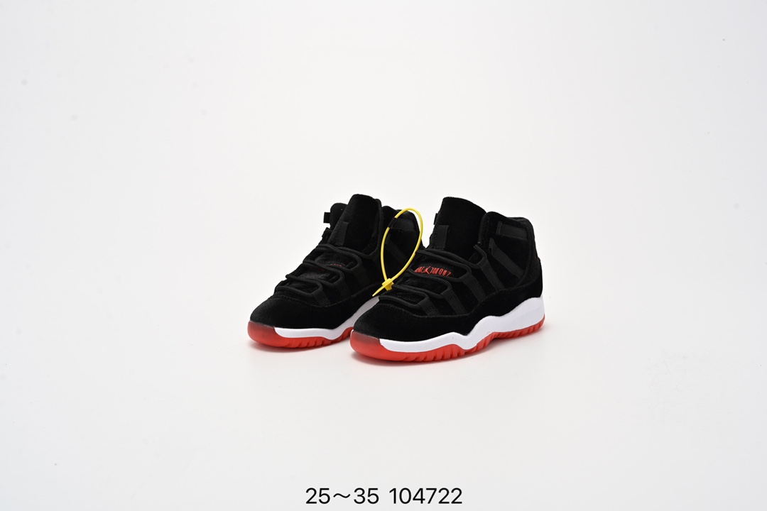 图片[8]-童鞋 Air Jordan 11 Retro GS “Gamma Blue” 低帮伽玛蓝 AJ11 乔丹11代 aj11 乔11 乔丹篮球鞋系列 kicksordie 在他的 instagram 上放出了这款鞋的 GS 版本实物和上脚实拍。鞋身和大底采用黑色和蓝色搭配，飞人刺绣也采用了伽马蓝色，而后跟的数字 “23” 刺绣则采用了黄色。 尺码：如图-选品中心