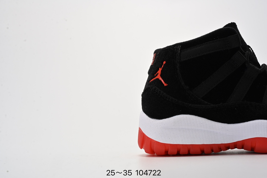 图片[2]-童鞋 Air Jordan 11 Retro GS “Gamma Blue” 低帮伽玛蓝 AJ11 乔丹11代 aj11 乔11 乔丹篮球鞋系列 kicksordie 在他的 instagram 上放出了这款鞋的 GS 版本实物和上脚实拍。鞋身和大底采用黑色和蓝色搭配，飞人刺绣也采用了伽马蓝色，而后跟的数字 “23” 刺绣则采用了黄色。 尺码：如图-选品中心