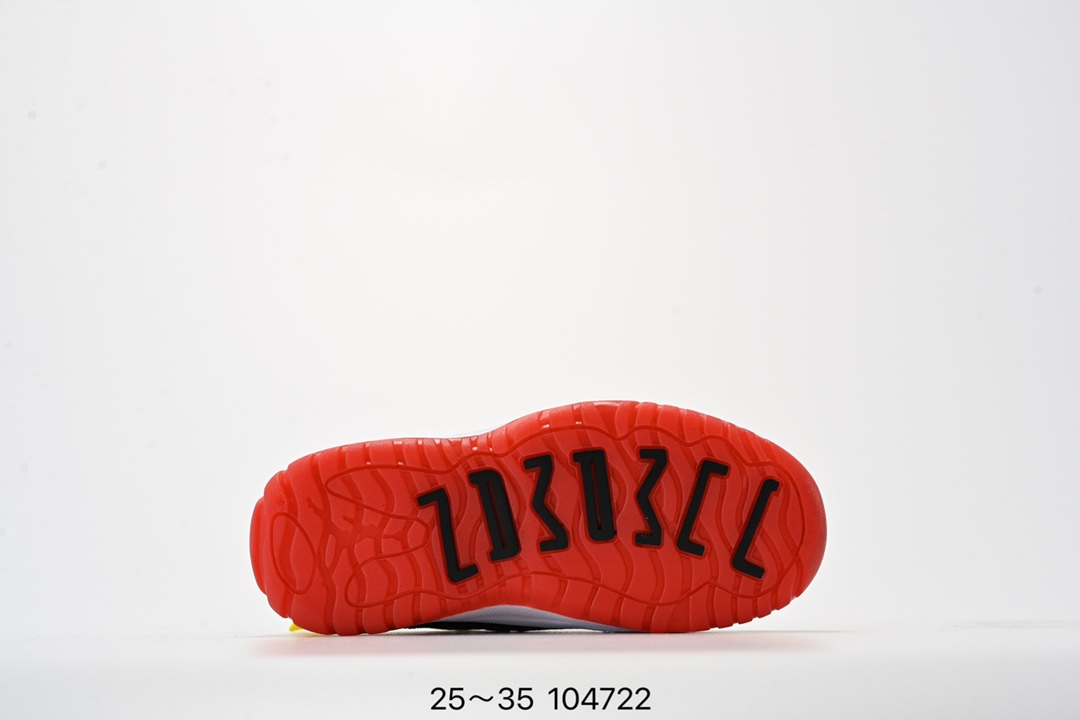 图片[6]-童鞋 Air Jordan 11 Retro GS “Gamma Blue” 低帮伽玛蓝 AJ11 乔丹11代 aj11 乔11 乔丹篮球鞋系列 kicksordie 在他的 instagram 上放出了这款鞋的 GS 版本实物和上脚实拍。鞋身和大底采用黑色和蓝色搭配，飞人刺绣也采用了伽马蓝色，而后跟的数字 “23” 刺绣则采用了黄色。 尺码：如图-选品中心