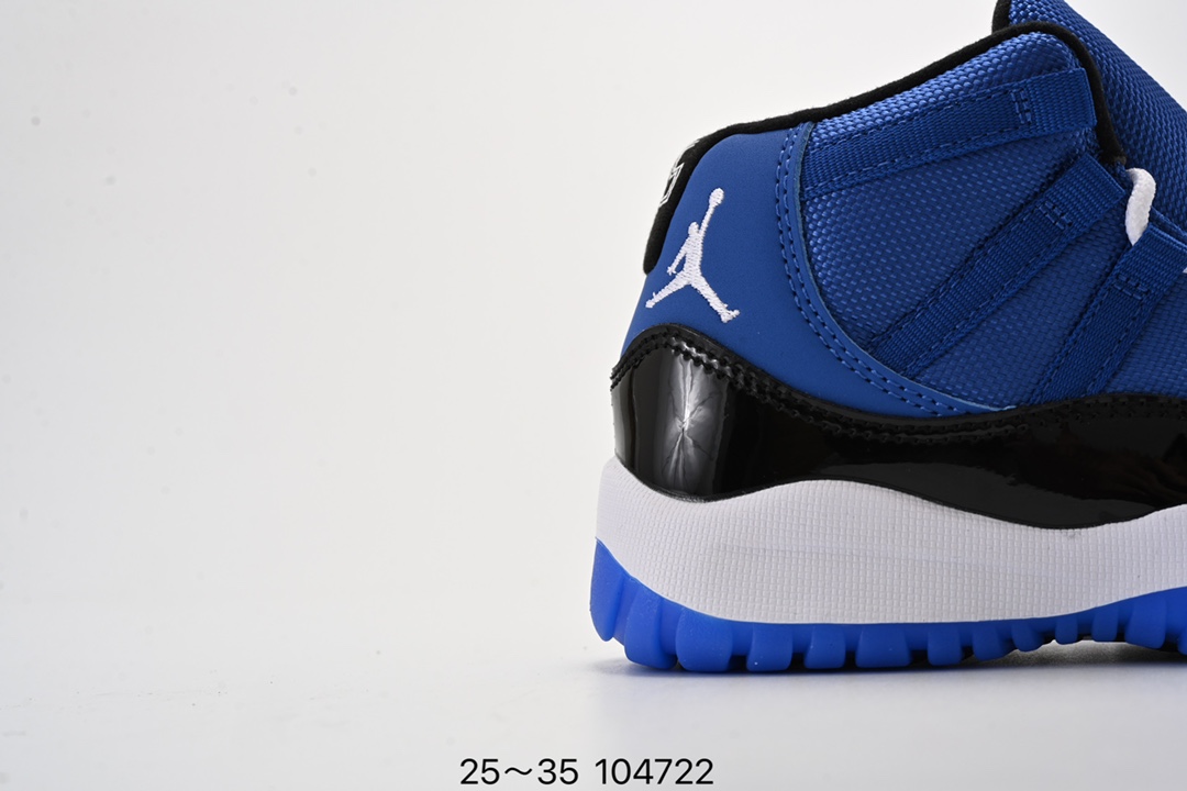 图片[2]-童鞋 Air Jordan 11 Retro GS “Gamma Blue” 低帮伽玛蓝 AJ11 乔丹11代 aj11 乔11 乔丹篮球鞋系列 kicksordie 在他的 instagram 上放出了这款鞋的 GS 版本实物和上脚实拍。鞋身和大底采用黑色和蓝色搭配，飞人刺绣也采用了伽马蓝色，而后跟的数字 “23” 刺绣则采用了黄色。 尺码：如图-选品中心