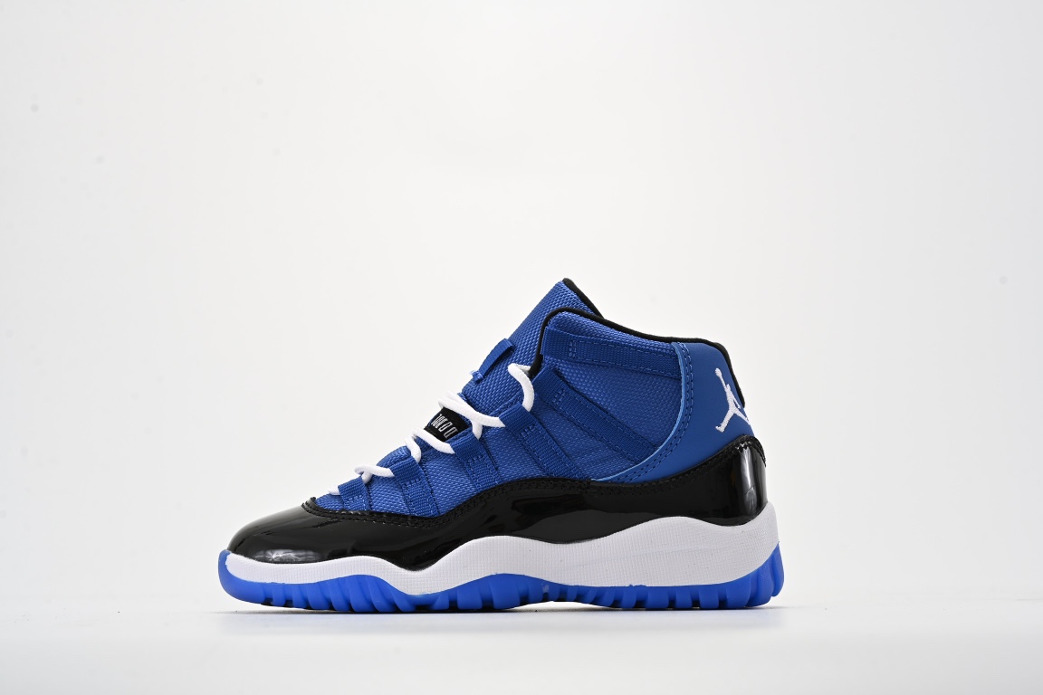 图片[10]-童鞋 Air Jordan 11 Retro GS “Gamma Blue” 低帮伽玛蓝 AJ11 乔丹11代 aj11 乔11 乔丹篮球鞋系列 kicksordie 在他的 instagram 上放出了这款鞋的 GS 版本实物和上脚实拍。鞋身和大底采用黑色和蓝色搭配，飞人刺绣也采用了伽马蓝色，而后跟的数字 “23” 刺绣则采用了黄色。 尺码：如图-选品中心