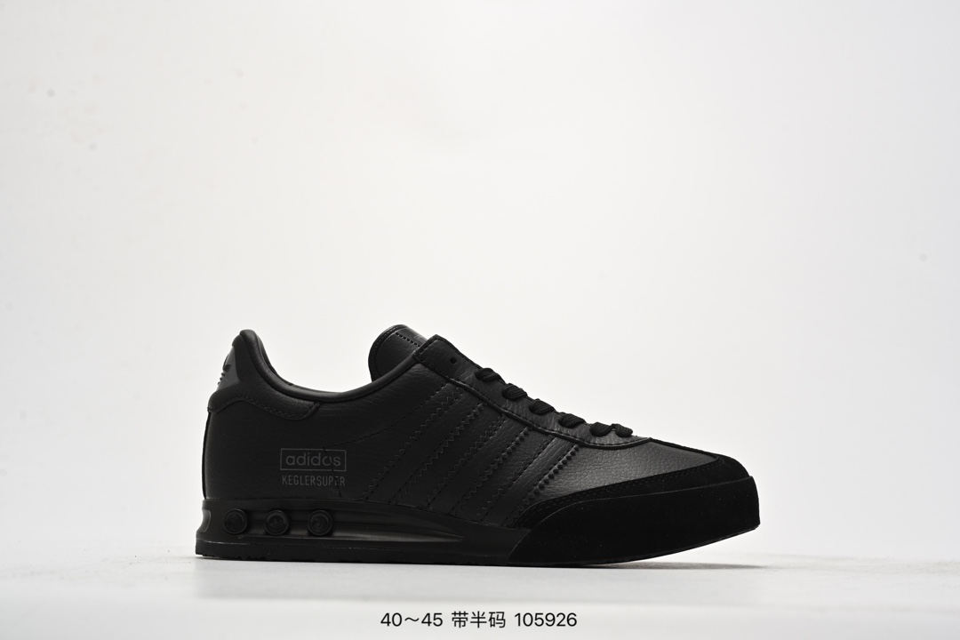 集合图💰170
阿迪达斯 Adidas Originals 80年代保龄球鞋升格经典鞋款 Kegler Super 回归！德训鞋 时尚复古运动板鞋。此番两个单位就决定回归原点，采用鞋款的 OG 配色：保留了 Kegler Super 的 peg 缓震系统，鞋底前方以麂皮包裹，呈现出强烈复古感。Kegler鞋款诞生于80年代,后跟含舒适的可拆卸装饰扣。这款经典鞋,采用舒适皮革鞋面,搭配别致的鞋头结构。• 系带设计• 皮革鞋面,鞋头结构别致• 橡胶外底；合成衬里• 后跟含可拆卸装饰扣。

货号：F36915
尺码：40-45
编码：105926