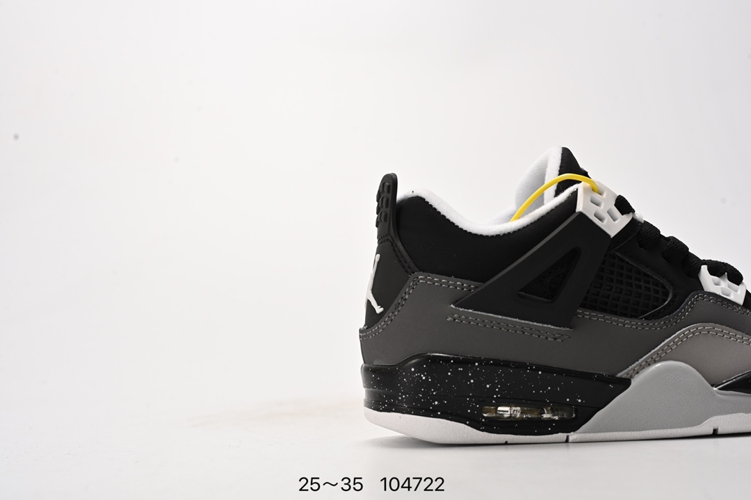 图片[2]-Air Jordan 4 Retro OG ”Cement“ 白水泥 AJ4 乔丹4代 aj4 乔4 白水泥 乔丹篮球鞋系列 以白色鞋身辅以水泥灰和黑色装扮，鞋舌上经典的 4 代 Jumpman Logo + Flight 字样格外抢眼，后跟则以 Nike Air 浮雕字样呈现。张弛有度、清爽有余的活力运动装扮，白水泥有着让人百看不厌的经典外观，细细品味之下更显独特魅力。 货号：840606-192 尺码：童鞋-选品中心