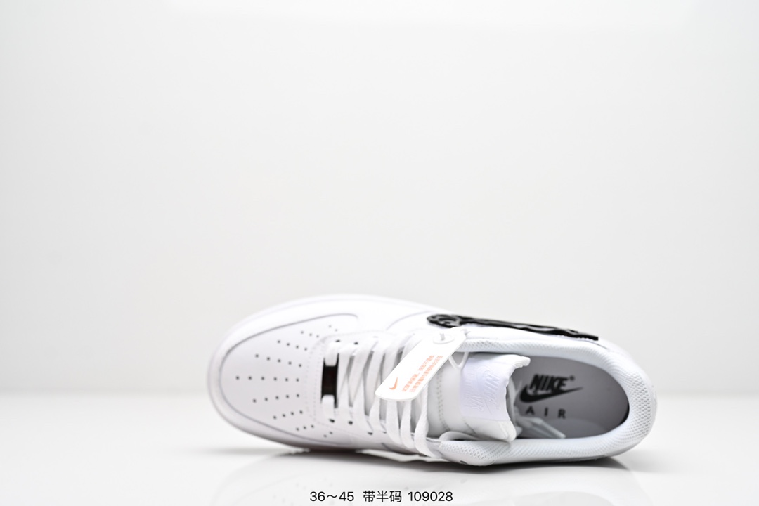 💰180
耐克 Nike Air Force 1‘07 ESS 空军一号 小金钩 运动鞋复古板鞋 厚底增高男女鞋
以实力演绎传奇篇章。从 80 年代的篮球场到现今的街头和校园,数十年来,此款运动鞋一直风靡各地,堪称经典标杆!顺滑耐穿皮革搭配 Air 缓震配置,打造经典外观和质感,铸就经典人气鞋款。
后跟加入内嵌式 Air 缓震技术,塑就出众缓震的迈步体验。天然皮革搭配合成材质,经久耐穿,塑就经典 AF1 风范。
全掌型橡胶鞋底,铸就强劲抓地力。外底的经典圆形底纹,起初专为助力篮球运动员在球场完成转身动作而设计。
货号:CZ0270
码数:36 36.5 37 38 38.5 39 40 40.5 41 42 42.5 43 44 44.5 45
编号:109028