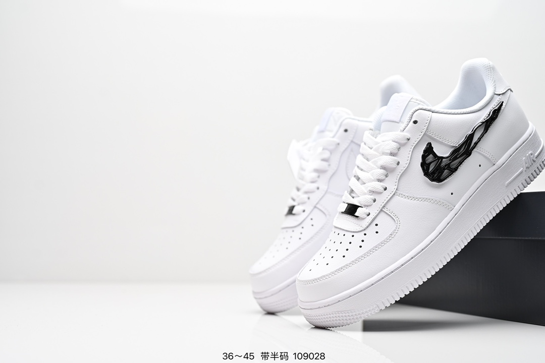 💰180
耐克 Nike Air Force 1‘07 ESS 空军一号 小金钩 运动鞋复古板鞋 厚底增高男女鞋
以实力演绎传奇篇章。从 80 年代的篮球场到现今的街头和校园,数十年来,此款运动鞋一直风靡各地,堪称经典标杆!顺滑耐穿皮革搭配 Air 缓震配置,打造经典外观和质感,铸就经典人气鞋款。
后跟加入内嵌式 Air 缓震技术,塑就出众缓震的迈步体验。天然皮革搭配合成材质,经久耐穿,塑就经典 AF1 风范。
全掌型橡胶鞋底,铸就强劲抓地力。外底的经典圆形底纹,起初专为助力篮球运动员在球场完成转身动作而设计。
货号:CZ0270
码数:36 36.5 37 38 38.5 39 40 40.5 41 42 42.5 43 44 44.5 45
编号:109028