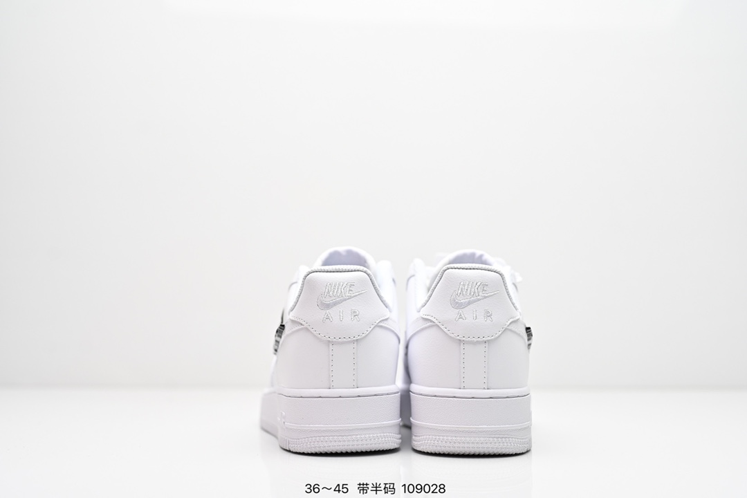 💰180
耐克 Nike Air Force 1‘07 ESS 空军一号 小金钩 运动鞋复古板鞋 厚底增高男女鞋
以实力演绎传奇篇章。从 80 年代的篮球场到现今的街头和校园,数十年来,此款运动鞋一直风靡各地,堪称经典标杆!顺滑耐穿皮革搭配 Air 缓震配置,打造经典外观和质感,铸就经典人气鞋款。
后跟加入内嵌式 Air 缓震技术,塑就出众缓震的迈步体验。天然皮革搭配合成材质,经久耐穿,塑就经典 AF1 风范。
全掌型橡胶鞋底,铸就强劲抓地力。外底的经典圆形底纹,起初专为助力篮球运动员在球场完成转身动作而设计。
货号:CZ0270
码数:36 36.5 37 38 38.5 39 40 40.5 41 42 42.5 43 44 44.5 45
编号:109028