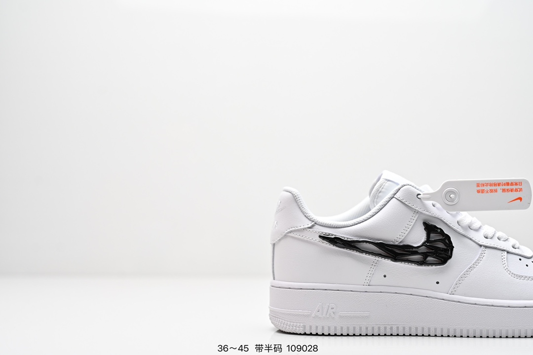 💰180
耐克 Nike Air Force 1‘07 ESS 空军一号 小金钩 运动鞋复古板鞋 厚底增高男女鞋
以实力演绎传奇篇章。从 80 年代的篮球场到现今的街头和校园,数十年来,此款运动鞋一直风靡各地,堪称经典标杆!顺滑耐穿皮革搭配 Air 缓震配置,打造经典外观和质感,铸就经典人气鞋款。
后跟加入内嵌式 Air 缓震技术,塑就出众缓震的迈步体验。天然皮革搭配合成材质,经久耐穿,塑就经典 AF1 风范。
全掌型橡胶鞋底,铸就强劲抓地力。外底的经典圆形底纹,起初专为助力篮球运动员在球场完成转身动作而设计。
货号:CZ0270
码数:36 36.5 37 38 38.5 39 40 40.5 41 42 42.5 43 44 44.5 45
编号:109028