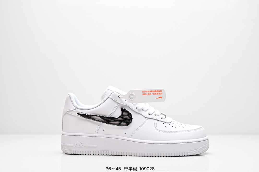💰180
耐克 Nike Air Force 1‘07 ESS 空军一号 小金钩 运动鞋复古板鞋 厚底增高男女鞋
以实力演绎传奇篇章。从 80 年代的篮球场到现今的街头和校园,数十年来,此款运动鞋一直风靡各地,堪称经典标杆!顺滑耐穿皮革搭配 Air 缓震配置,打造经典外观和质感,铸就经典人气鞋款。
后跟加入内嵌式 Air 缓震技术,塑就出众缓震的迈步体验。天然皮革搭配合成材质,经久耐穿,塑就经典 AF1 风范。
全掌型橡胶鞋底,铸就强劲抓地力。外底的经典圆形底纹,起初专为助力篮球运动员在球场完成转身动作而设计。
货号:CZ0270
码数:36 36.5 37 38 38.5 39 40 40.5 41 42 42.5 43 44 44.5 45
编号:109028