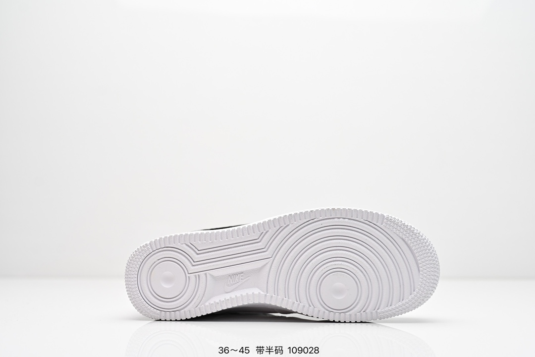 💰180
耐克 Nike Air Force 1‘07 ESS 空军一号 小金钩 运动鞋复古板鞋 厚底增高男女鞋
以实力演绎传奇篇章。从 80 年代的篮球场到现今的街头和校园,数十年来,此款运动鞋一直风靡各地,堪称经典标杆!顺滑耐穿皮革搭配 Air 缓震配置,打造经典外观和质感,铸就经典人气鞋款。
后跟加入内嵌式 Air 缓震技术,塑就出众缓震的迈步体验。天然皮革搭配合成材质,经久耐穿,塑就经典 AF1 风范。
全掌型橡胶鞋底,铸就强劲抓地力。外底的经典圆形底纹,起初专为助力篮球运动员在球场完成转身动作而设计。
货号:CZ0270
码数:36 36.5 37 38 38.5 39 40 40.5 41 42 42.5 43 44 44.5 45
编号:109028