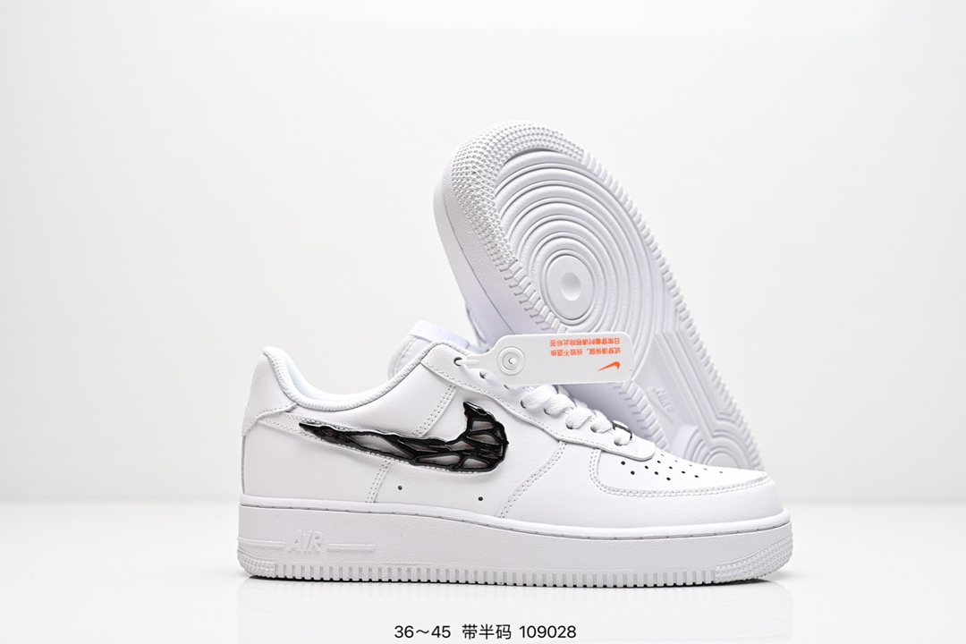 💰180
耐克 Nike Air Force 1‘07 ESS 空军一号 小金钩 运动鞋复古板鞋 厚底增高男女鞋
以实力演绎传奇篇章。从 80 年代的篮球场到现今的街头和校园,数十年来,此款运动鞋一直风靡各地,堪称经典标杆!顺滑耐穿皮革搭配 Air 缓震配置,打造经典外观和质感,铸就经典人气鞋款。
后跟加入内嵌式 Air 缓震技术,塑就出众缓震的迈步体验。天然皮革搭配合成材质,经久耐穿,塑就经典 AF1 风范。
全掌型橡胶鞋底,铸就强劲抓地力。外底的经典圆形底纹,起初专为助力篮球运动员在球场完成转身动作而设计。
货号:CZ0270
码数:36 36.5 37 38 38.5 39 40 40.5 41 42 42.5 43 44 44.5 45
编号:109028