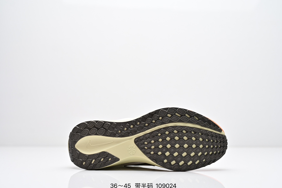 💰160
Nike「飞马新鞋」触感柔软，质感升级！随着“耐克「蓝图」系列”在巴黎的盛大发布，全新一代 登月41代 Nike Pegasus 41也正式登场啦！Nike Pegasus 41采用了全掌ReactX泡绵中底，前掌和后跟还配备了Air Zoom气垫单元，据说跑起来更快更舒适哦！这次最大的升级点，就是飞马系列首次引入了ReactX泡绵，听说相比React泡绵，能量回馈提升了整整13%哦！
货号：FD2722
编码：109024