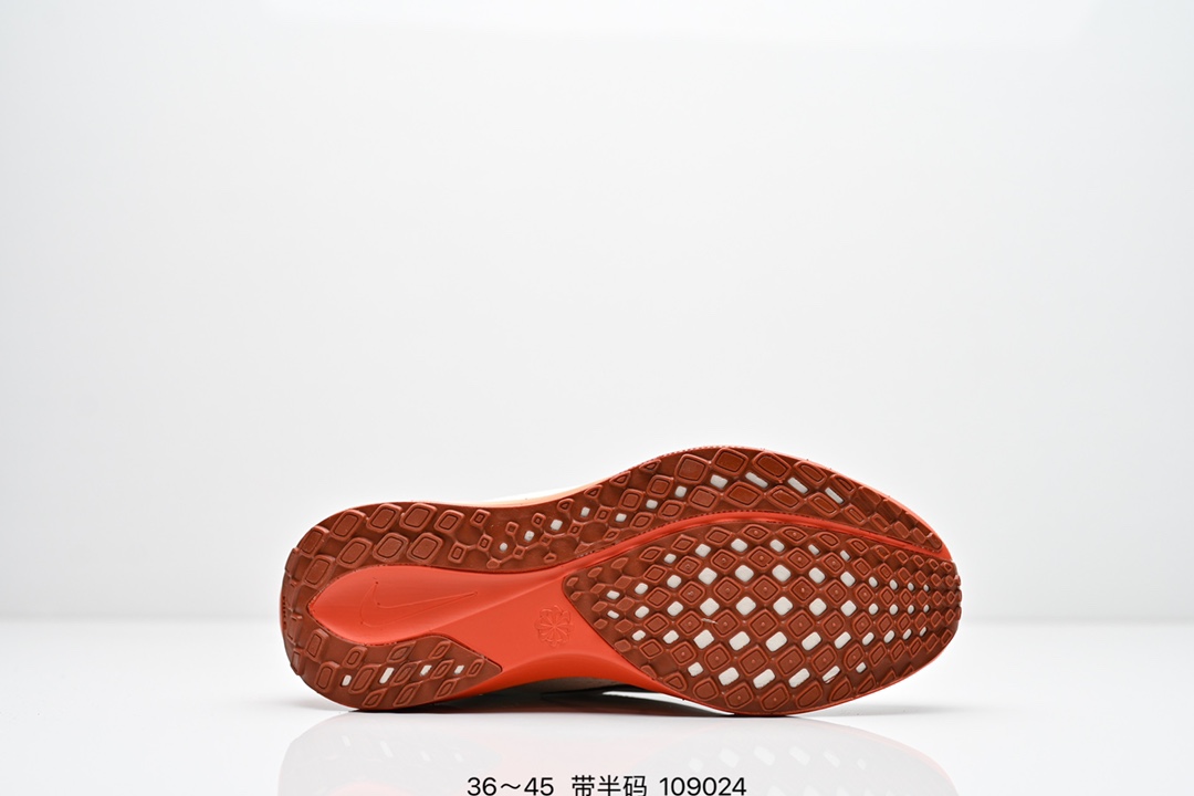 💰160
Nike「飞马新鞋」触感柔软，质感升级！随着“耐克「蓝图」系列”在巴黎的盛大发布，全新一代 登月41代 Nike Pegasus 41也正式登场啦！Nike Pegasus 41采用了全掌ReactX泡绵中底，前掌和后跟还配备了Air Zoom气垫单元，据说跑起来更快更舒适哦！这次最大的升级点，就是飞马系列首次引入了ReactX泡绵，听说相比React泡绵，能量回馈提升了整整13%哦！
货号：FD2722
编码：109024