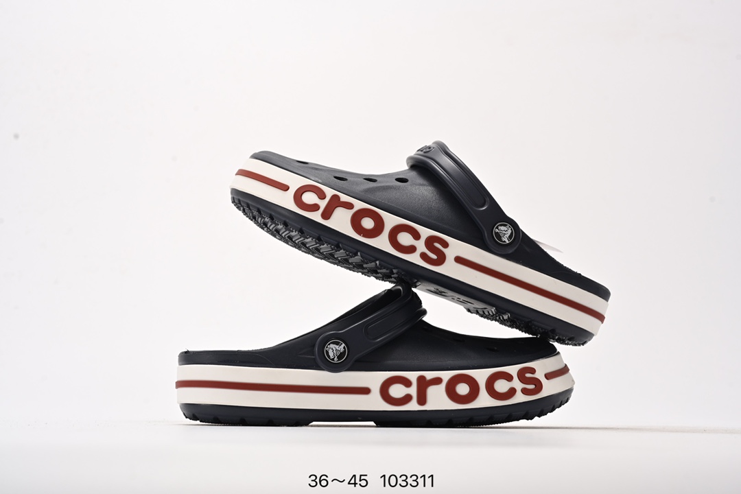 集合图💰55
Crocs Classic Clog 卡骆驰休闲沙滩洞洞鞋拖鞋凉鞋泡芙鞋 透明防水袋包装 注意配件需单独购买 超轻Croslite专利材料打造 鞋面更加耐用易清洗 该鞋款轻盈舒适 2002年 经典克骆格诞生 秉承外形简单 穿着舒适的初衷 不断为消费者带来舒适的穿着体验 穿出“趣”味 鞋面洞洞可搭彰显个性的智必星 一鞋两穿 可调节式后跟带增添鞋身的稳固性能 放前面变成愜意舒适的凉拖 放后面行走跑跳更加稳妥 Croslite ™材料 封闭式细胞树脂 能够在体温作用下自动变形以适应脚部形状 涉水性优秀的同时易于清洁 抓地力强 不易打滑 Crocs的核心理念：轻便 灵活 全方位的舒适感 
编码：103311