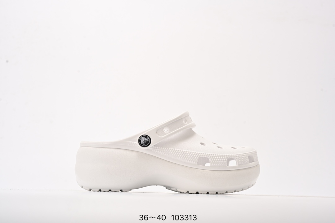 💰65
Crocs Classic Clog 卡骆驰休闲沙滩洞洞鞋拖鞋凉鞋泡芙鞋 透明防水袋包装 注意配件需单独购买 超轻Croslite专利材料打造 鞋面更加耐用易清洗 该鞋款轻盈舒适 2002年 经典克骆格诞生 秉承外形简单 穿着舒适的初衷 不断为消费者带来舒适的穿着体验 穿出“趣”味 鞋面洞洞可搭彰显个性的智必星 一鞋两穿 可调节式后跟带增添鞋身的稳固性能 放前面变成愜意舒适的凉拖 放后面行走跑跳更加稳妥 Croslite ™材料 封闭式细胞树脂 能够在体温作用下自动变形以适应脚部形状 涉水性优秀的同时易于清洁 抓地力强 不易打滑 Crocs的核心理念：轻便 灵活 全方位的舒适感 
编码：103313