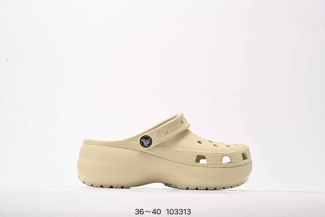 💰65
Crocs Classic Clog 卡骆驰休闲沙滩洞洞鞋拖鞋凉鞋泡芙鞋 透明防水袋包装 注意配件需单独购买 超轻Croslite专利材料打造 鞋面更加耐用易清洗 该鞋款轻盈舒适 2002年 经典克骆格诞生 秉承外形简单 穿着舒适的初衷 不断为消费者带来舒适的穿着体验 穿出“趣”味 鞋面洞洞可搭彰显个性的智必星 一鞋两穿 可调节式后跟带增添鞋身的稳固性能 放前面变成愜意舒适的凉拖 放后面行走跑跳更加稳妥 Croslite ™材料 封闭式细胞树脂 能够在体温作用下自动变形以适应脚部形状 涉水性优秀的同时易于清洁 抓地力强 不易打滑 Crocs的核心理念：轻便 灵活 全方位的舒适感 
编码：103313