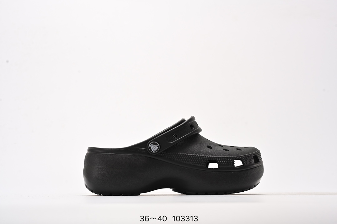 💰65
Crocs Classic Clog 卡骆驰休闲沙滩洞洞鞋拖鞋凉鞋泡芙鞋 透明防水袋包装 注意配件需单独购买 超轻Croslite专利材料打造 鞋面更加耐用易清洗 该鞋款轻盈舒适 2002年 经典克骆格诞生 秉承外形简单 穿着舒适的初衷 不断为消费者带来舒适的穿着体验 穿出“趣”味 鞋面洞洞可搭彰显个性的智必星 一鞋两穿 可调节式后跟带增添鞋身的稳固性能 放前面变成愜意舒适的凉拖 放后面行走跑跳更加稳妥 Croslite ™材料 封闭式细胞树脂 能够在体温作用下自动变形以适应脚部形状 涉水性优秀的同时易于清洁 抓地力强 不易打滑 Crocs的核心理念：轻便 灵活 全方位的舒适感 
编码：103313