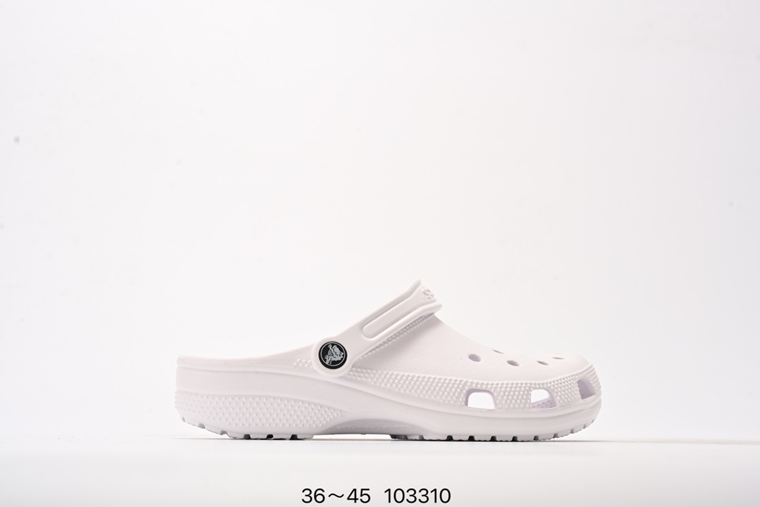💰50
Crocs Classic Clog 卡骆驰休闲沙滩洞洞鞋拖鞋凉鞋泡芙鞋 透明防水袋包装 注意配件需单独购买 超轻Croslite专利材料打造 鞋面更加耐用易清洗 该鞋款轻盈舒适 2002年 经典克骆格诞生 秉承外形简单 穿着舒适的初衷 不断为消费者带来舒适的穿着体验 穿出“趣”味 鞋面洞洞可搭彰显个性的智必星 一鞋两穿 可调节式后跟带增添鞋身的稳固性能 放前面变成愜意舒适的凉拖 放后面行走跑跳更加稳妥 Croslite ™材料 封闭式细胞树脂 能够在体温作用下自动变形以适应脚部形状 涉水性优秀的同时易于清洁 抓地力强 不易打滑 Crocs的核心理念：轻便 灵活 全方位的舒适感 
编码：103310