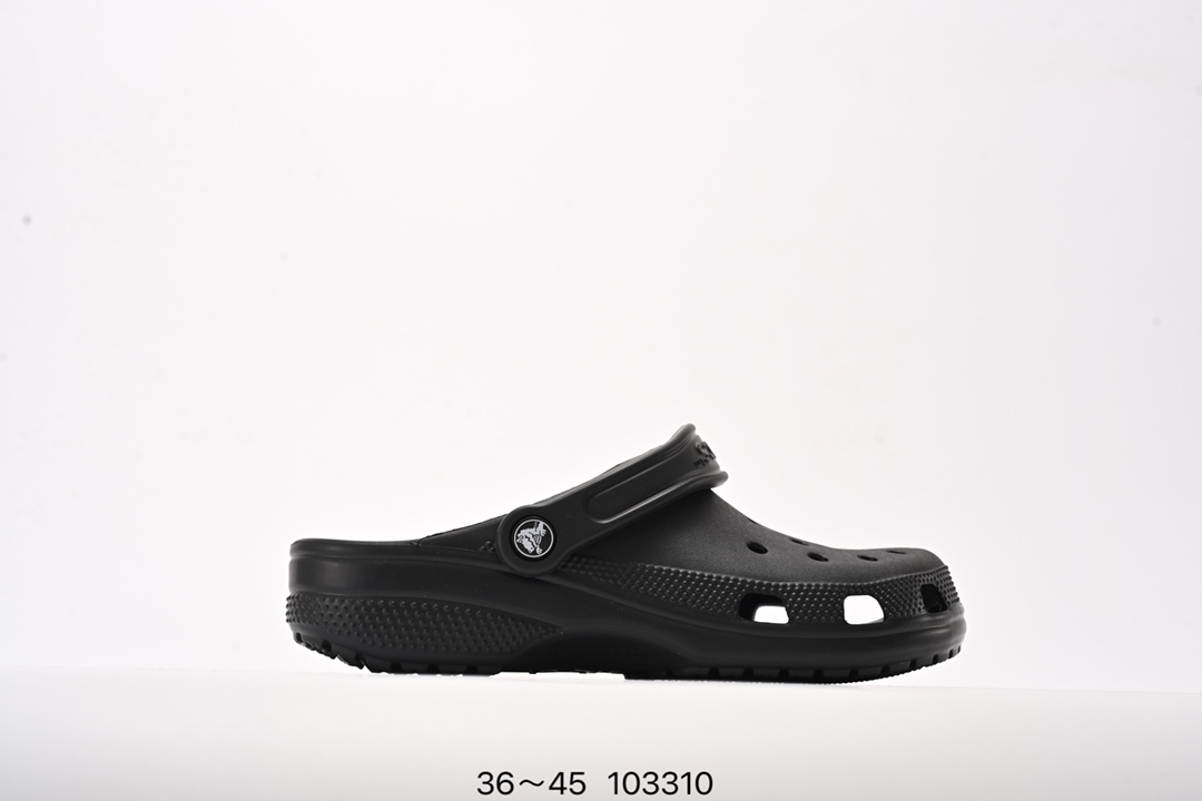集合图💰50
Crocs Classic Clog 卡骆驰休闲沙滩洞洞鞋拖鞋凉鞋泡芙鞋 透明防水袋包装 注意配件需单独购买 超轻Croslite专利材料打造 鞋面更加耐用易清洗 该鞋款轻盈舒适 2002年 经典克骆格诞生 秉承外形简单 穿着舒适的初衷 不断为消费者带来舒适的穿着体验 穿出“趣”味 鞋面洞洞可搭彰显个性的智必星 一鞋两穿 可调节式后跟带增添鞋身的稳固性能 放前面变成愜意舒适的凉拖 放后面行走跑跳更加稳妥 Croslite ™材料 封闭式细胞树脂 能够在体温作用下自动变形以适应脚部形状 涉水性优秀的同时易于清洁 抓地力强 不易打滑 Crocs的核心理念：轻便 灵活 全方位的舒适感 
编码：103310
