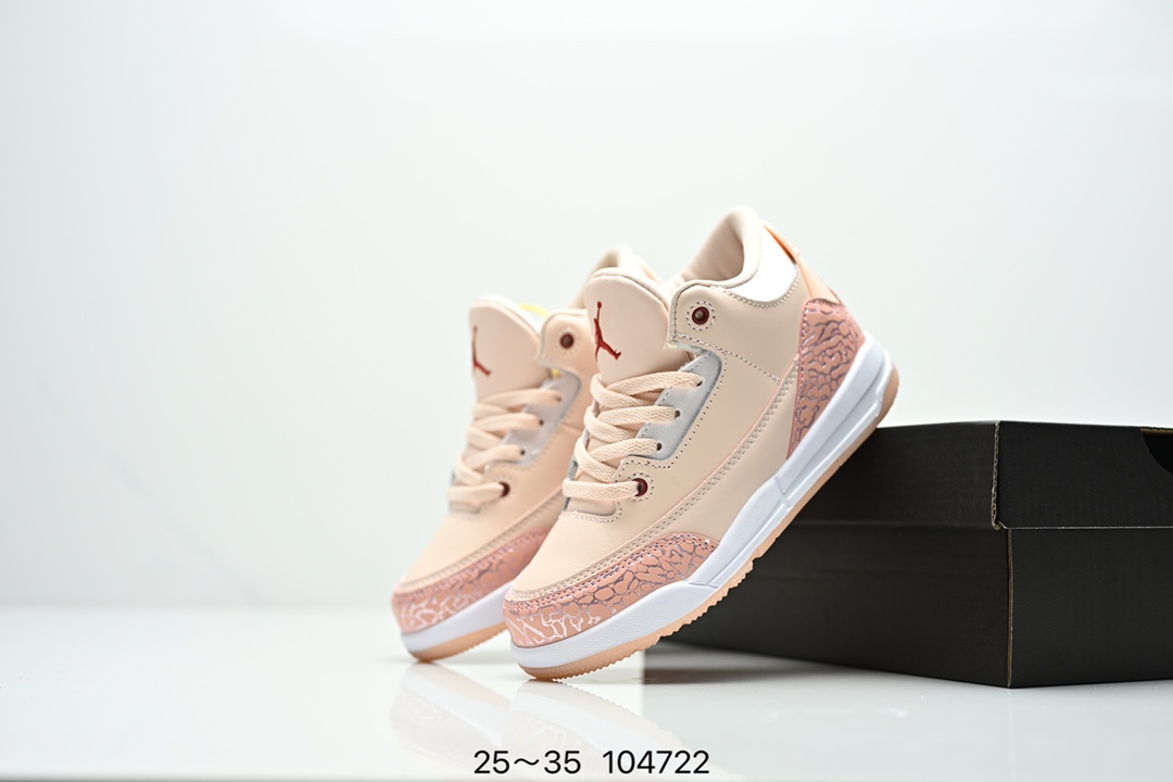 图片[8]-童鞋Air Jordan 3 Retro 复刻白水泥 AJ3 乔丹3代 aj3 乔3 经典复刻白水泥 乔丹篮球鞋系列 鞋身以白色为主调，采用优质皮革材质搭配鞋头及后跟处的经典元素爆裂纹，搭配灰色外底，简约而不失活力，纯色鞋身也很好地渲染了其不凡的质感。至于细节，该鞋款后跟处的Jumpman Logo同样采用黑色打造，鞋口及鞋面则添加了透气孔设计，更适合炎热的夏日。 货号：DN3707-100 尺码：如图所示-选品中心