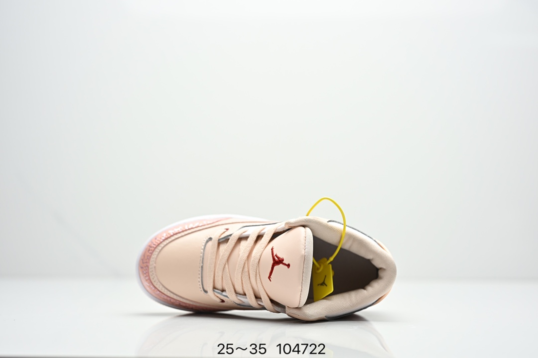 图片[3]-童鞋Air Jordan 3 Retro 复刻白水泥 AJ3 乔丹3代 aj3 乔3 经典复刻白水泥 乔丹篮球鞋系列 鞋身以白色为主调，采用优质皮革材质搭配鞋头及后跟处的经典元素爆裂纹，搭配灰色外底，简约而不失活力，纯色鞋身也很好地渲染了其不凡的质感。至于细节，该鞋款后跟处的Jumpman Logo同样采用黑色打造，鞋口及鞋面则添加了透气孔设计，更适合炎热的夏日。 货号：DN3707-100 尺码：如图所示-选品中心