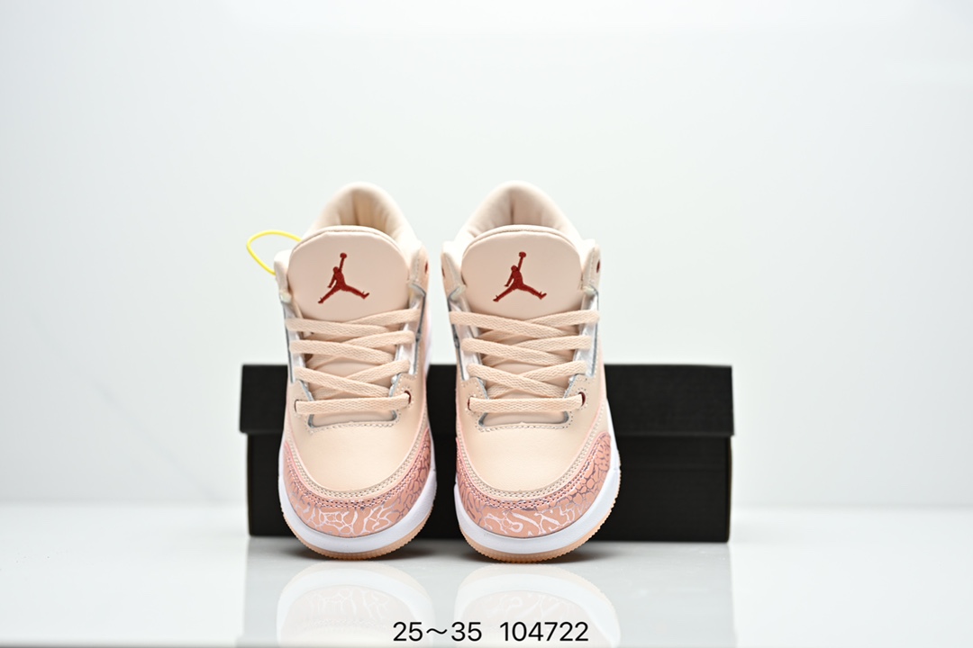 图片[7]-童鞋Air Jordan 3 Retro 复刻白水泥 AJ3 乔丹3代 aj3 乔3 经典复刻白水泥 乔丹篮球鞋系列 鞋身以白色为主调，采用优质皮革材质搭配鞋头及后跟处的经典元素爆裂纹，搭配灰色外底，简约而不失活力，纯色鞋身也很好地渲染了其不凡的质感。至于细节，该鞋款后跟处的Jumpman Logo同样采用黑色打造，鞋口及鞋面则添加了透气孔设计，更适合炎热的夏日。 货号：DN3707-100 尺码：如图所示-选品中心