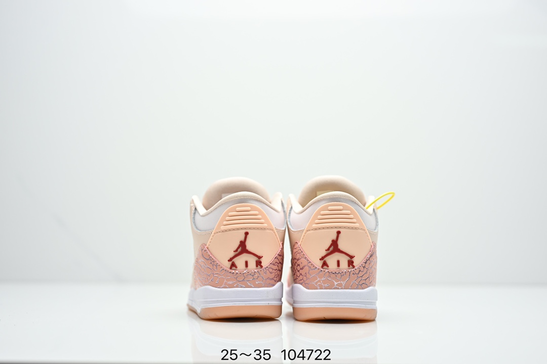 图片[6]-童鞋Air Jordan 3 Retro 复刻白水泥 AJ3 乔丹3代 aj3 乔3 经典复刻白水泥 乔丹篮球鞋系列 鞋身以白色为主调，采用优质皮革材质搭配鞋头及后跟处的经典元素爆裂纹，搭配灰色外底，简约而不失活力，纯色鞋身也很好地渲染了其不凡的质感。至于细节，该鞋款后跟处的Jumpman Logo同样采用黑色打造，鞋口及鞋面则添加了透气孔设计，更适合炎热的夏日。 货号：DN3707-100 尺码：如图所示-选品中心