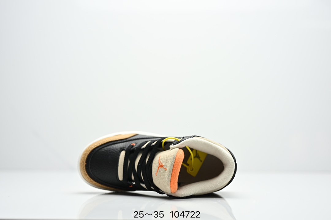 图片[3]-童鞋Air Jordan 3 Retro 复刻白水泥 AJ3 乔丹3代 aj3 乔3 经典复刻白水泥 乔丹篮球鞋系列 鞋身以白色为主调，采用优质皮革材质搭配鞋头及后跟处的经典元素爆裂纹，搭配灰色外底，简约而不失活力，纯色鞋身也很好地渲染了其不凡的质感。至于细节，该鞋款后跟处的Jumpman Logo同样采用黑色打造，鞋口及鞋面则添加了透气孔设计，更适合炎热的夏日。 货号：DN3707-100 尺码：如图所示-选品中心