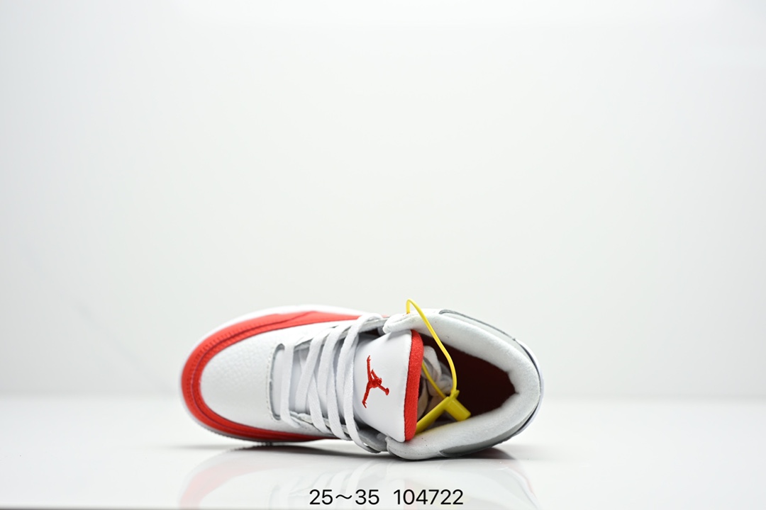 图片[3]-童鞋Air Jordan 3 Retro 复刻白水泥 AJ3 乔丹3代 aj3 乔3 经典复刻白水泥 乔丹篮球鞋系列 鞋身以白色为主调，采用优质皮革材质搭配鞋头及后跟处的经典元素爆裂纹，搭配灰色外底，简约而不失活力，纯色鞋身也很好地渲染了其不凡的质感。至于细节，该鞋款后跟处的Jumpman Logo同样采用黑色打造，鞋口及鞋面则添加了透气孔设计，更适合炎热的夏日。 货号：DN3707-100 尺码：如图所示-选品中心