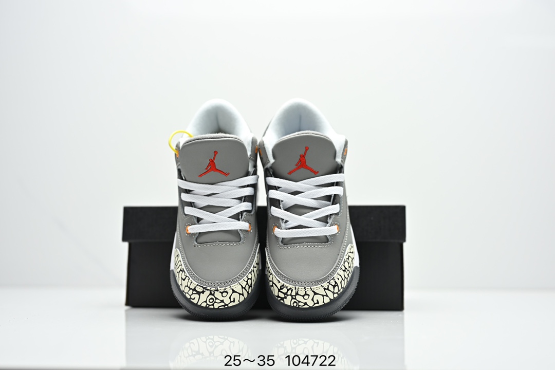 图片[8]-童鞋Air Jordan 3 Retro 复刻白水泥 AJ3 乔丹3代 aj3 乔3 经典复刻白水泥 乔丹篮球鞋系列 鞋身以白色为主调，采用优质皮革材质搭配鞋头及后跟处的经典元素爆裂纹，搭配灰色外底，简约而不失活力，纯色鞋身也很好地渲染了其不凡的质感。至于细节，该鞋款后跟处的Jumpman Logo同样采用黑色打造，鞋口及鞋面则添加了透气孔设计，更适合炎热的夏日。 货号：DN3707-100 尺码：如图所示-选品中心