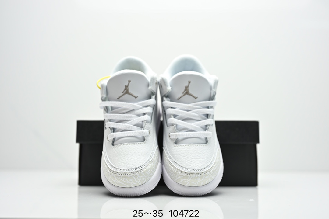 图片[8]-童鞋Air Jordan 3 Retro 复刻白水泥 AJ3 乔丹3代 aj3 乔3 经典复刻白水泥 乔丹篮球鞋系列 鞋身以白色为主调，采用优质皮革材质搭配鞋头及后跟处的经典元素爆裂纹，搭配灰色外底，简约而不失活力，纯色鞋身也很好地渲染了其不凡的质感。至于细节，该鞋款后跟处的Jumpman Logo同样采用黑色打造，鞋口及鞋面则添加了透气孔设计，更适合炎热的夏日。 货号：DN3707-100 尺码：如图所示-选品中心