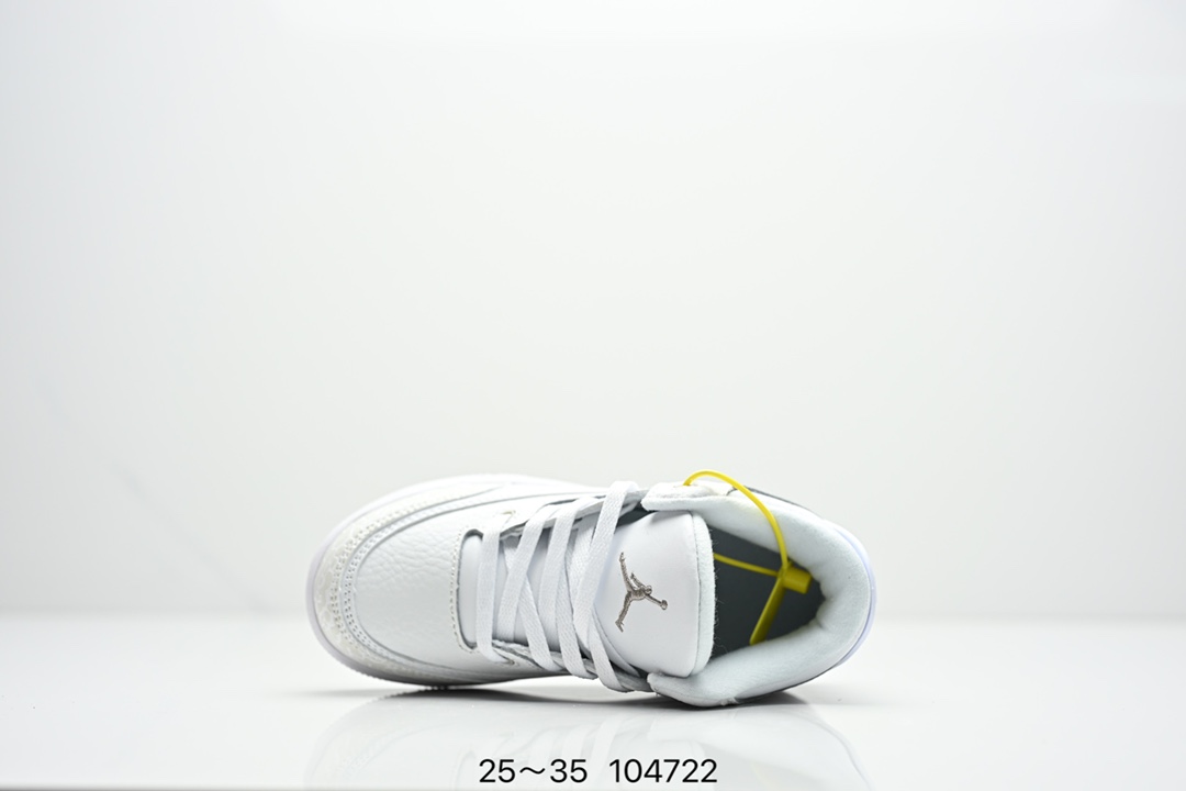 图片[4]-童鞋Air Jordan 3 Retro 复刻白水泥 AJ3 乔丹3代 aj3 乔3 经典复刻白水泥 乔丹篮球鞋系列 鞋身以白色为主调，采用优质皮革材质搭配鞋头及后跟处的经典元素爆裂纹，搭配灰色外底，简约而不失活力，纯色鞋身也很好地渲染了其不凡的质感。至于细节，该鞋款后跟处的Jumpman Logo同样采用黑色打造，鞋口及鞋面则添加了透气孔设计，更适合炎热的夏日。 货号：DN3707-100 尺码：如图所示-选品中心