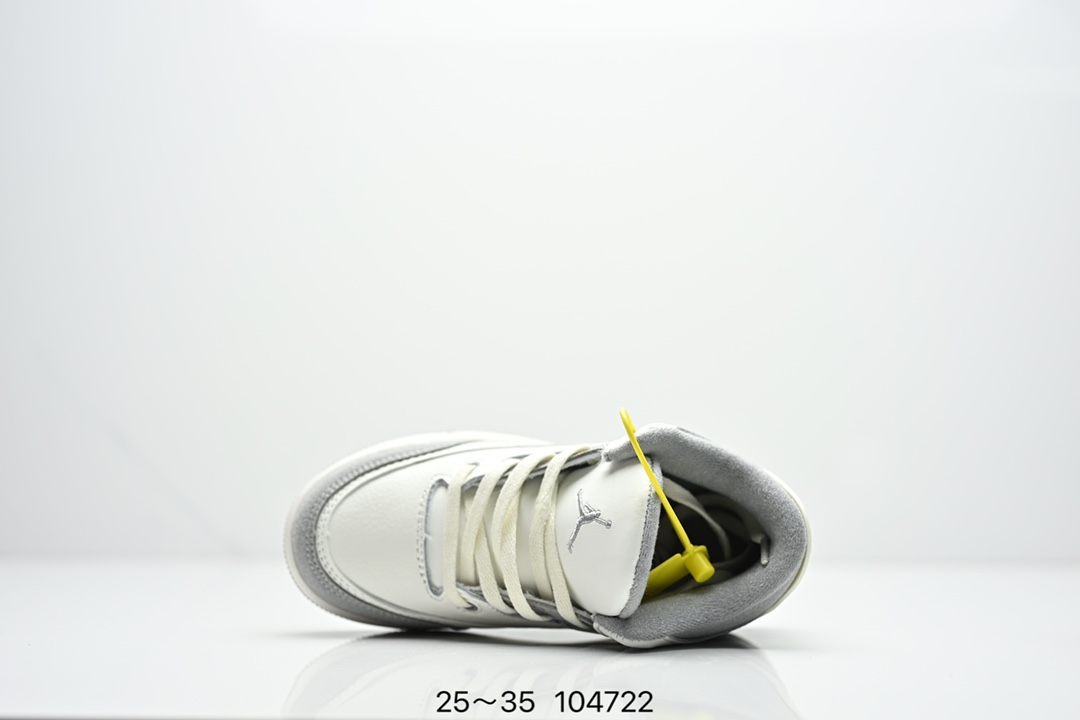 图片[4]-童鞋Air Jordan 3 Retro 复刻白水泥 AJ3 乔丹3代 aj3 乔3 经典复刻白水泥 乔丹篮球鞋系列 鞋身以白色为主调，采用优质皮革材质搭配鞋头及后跟处的经典元素爆裂纹，搭配灰色外底，简约而不失活力，纯色鞋身也很好地渲染了其不凡的质感。至于细节，该鞋款后跟处的Jumpman Logo同样采用黑色打造，鞋口及鞋面则添加了透气孔设计，更适合炎热的夏日。 货号：DN3707-100 尺码：如图所示-选品中心