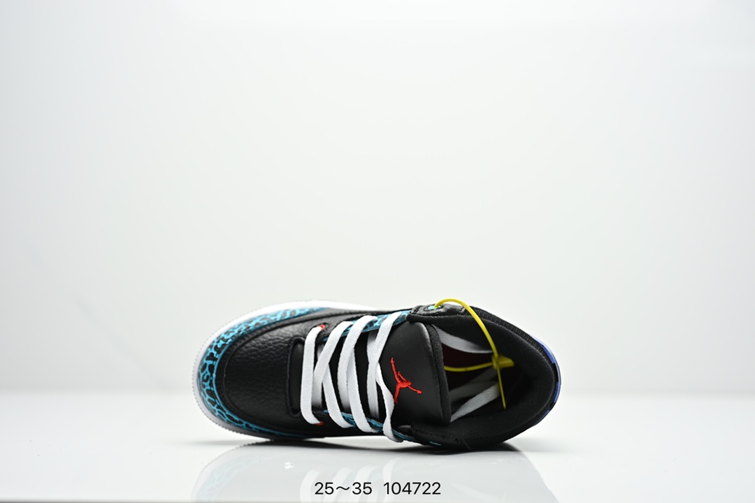 图片[4]-童鞋Air Jordan 3 Retro 复刻白水泥 AJ3 乔丹3代 aj3 乔3 经典复刻白水泥 乔丹篮球鞋系列 鞋身以白色为主调，采用优质皮革材质搭配鞋头及后跟处的经典元素爆裂纹，搭配灰色外底，简约而不失活力，纯色鞋身也很好地渲染了其不凡的质感。至于细节，该鞋款后跟处的Jumpman Logo同样采用黑色打造，鞋口及鞋面则添加了透气孔设计，更适合炎热的夏日。 货号：DN3707-100 尺码：如图所示-选品中心