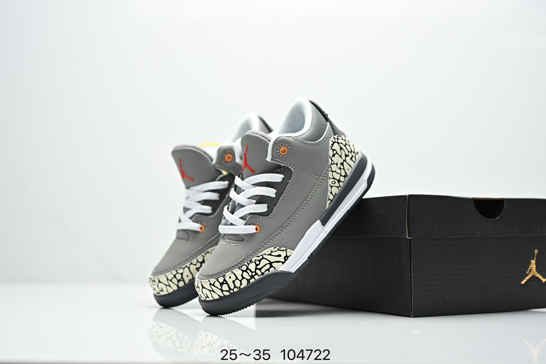 图片[6]-集合图 童鞋Air Jordan 3 Retro 复刻白水泥 AJ3 乔丹3代 aj3 乔3 经典复刻白水泥 乔丹篮球鞋系列 鞋身以白色为主调，采用优质皮革材质搭配鞋头及后跟处的经典元素爆裂纹，搭配灰色外底，简约而不失活力，纯色鞋身也很好地渲染了其不凡的质感。至于细节，该鞋款后跟处的Jumpman Logo同样采用黑色打造，鞋口及鞋面则添加了透气孔设计，更适合炎热的夏日。 货号：DN3707-100 尺码：如图所示-选品中心