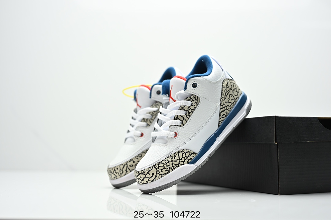 图片[3]-集合图 童鞋Air Jordan 3 Retro 复刻白水泥 AJ3 乔丹3代 aj3 乔3 经典复刻白水泥 乔丹篮球鞋系列 鞋身以白色为主调，采用优质皮革材质搭配鞋头及后跟处的经典元素爆裂纹，搭配灰色外底，简约而不失活力，纯色鞋身也很好地渲染了其不凡的质感。至于细节，该鞋款后跟处的Jumpman Logo同样采用黑色打造，鞋口及鞋面则添加了透气孔设计，更适合炎热的夏日。 货号：DN3707-100 尺码：如图所示-选品中心