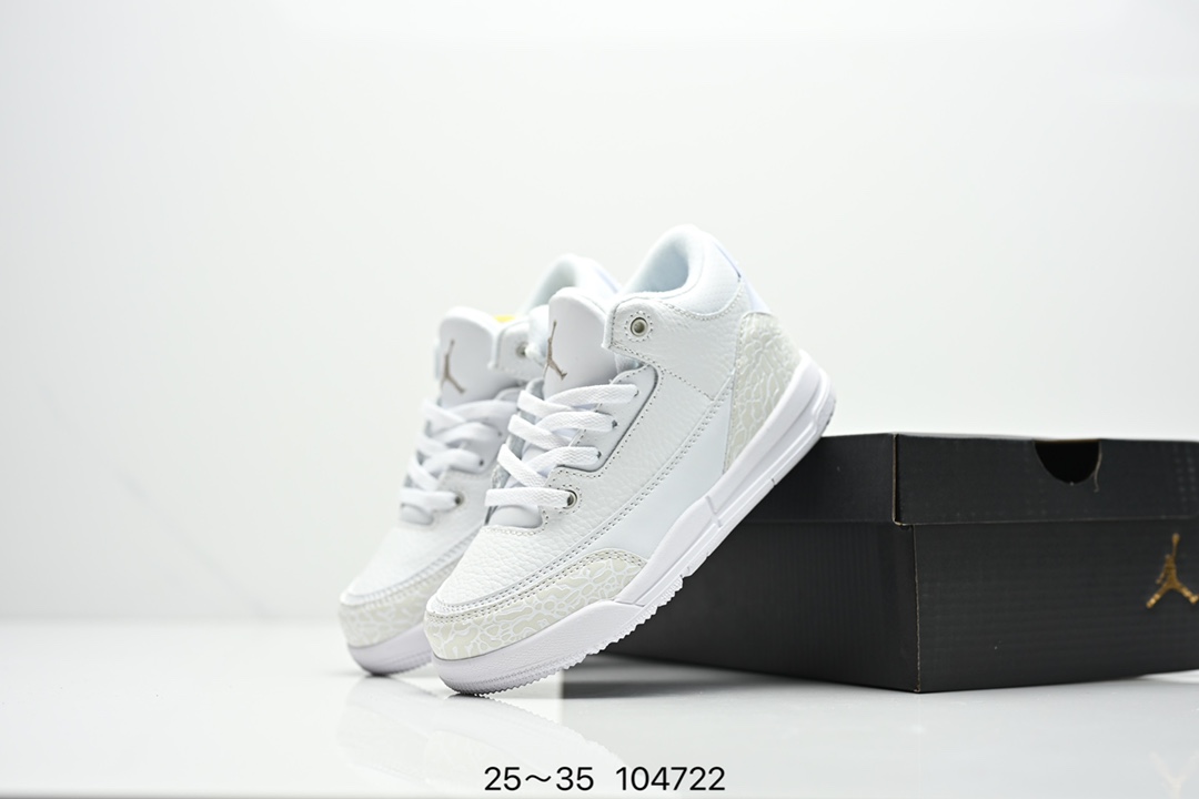 图片[2]-集合图 童鞋Air Jordan 3 Retro 复刻白水泥 AJ3 乔丹3代 aj3 乔3 经典复刻白水泥 乔丹篮球鞋系列 鞋身以白色为主调，采用优质皮革材质搭配鞋头及后跟处的经典元素爆裂纹，搭配灰色外底，简约而不失活力，纯色鞋身也很好地渲染了其不凡的质感。至于细节，该鞋款后跟处的Jumpman Logo同样采用黑色打造，鞋口及鞋面则添加了透气孔设计，更适合炎热的夏日。 货号：DN3707-100 尺码：如图所示-选品中心