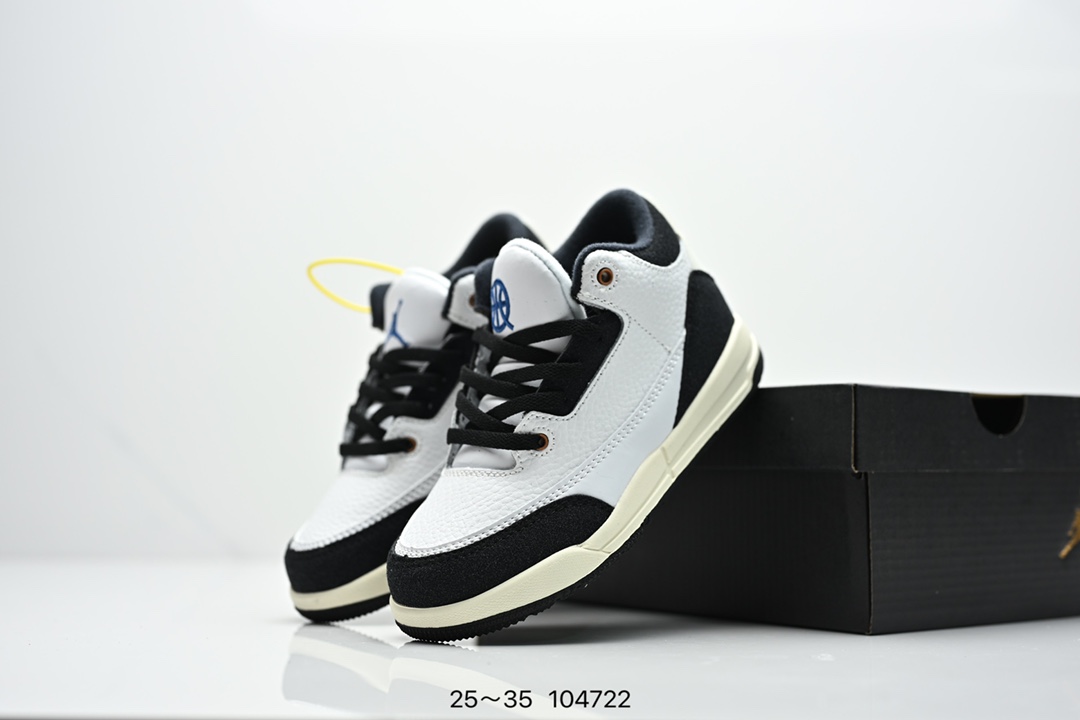 图片[5]-集合图 童鞋Air Jordan 3 Retro 复刻白水泥 AJ3 乔丹3代 aj3 乔3 经典复刻白水泥 乔丹篮球鞋系列 鞋身以白色为主调，采用优质皮革材质搭配鞋头及后跟处的经典元素爆裂纹，搭配灰色外底，简约而不失活力，纯色鞋身也很好地渲染了其不凡的质感。至于细节，该鞋款后跟处的Jumpman Logo同样采用黑色打造，鞋口及鞋面则添加了透气孔设计，更适合炎热的夏日。 货号：DN3707-100 尺码：如图所示-选品中心