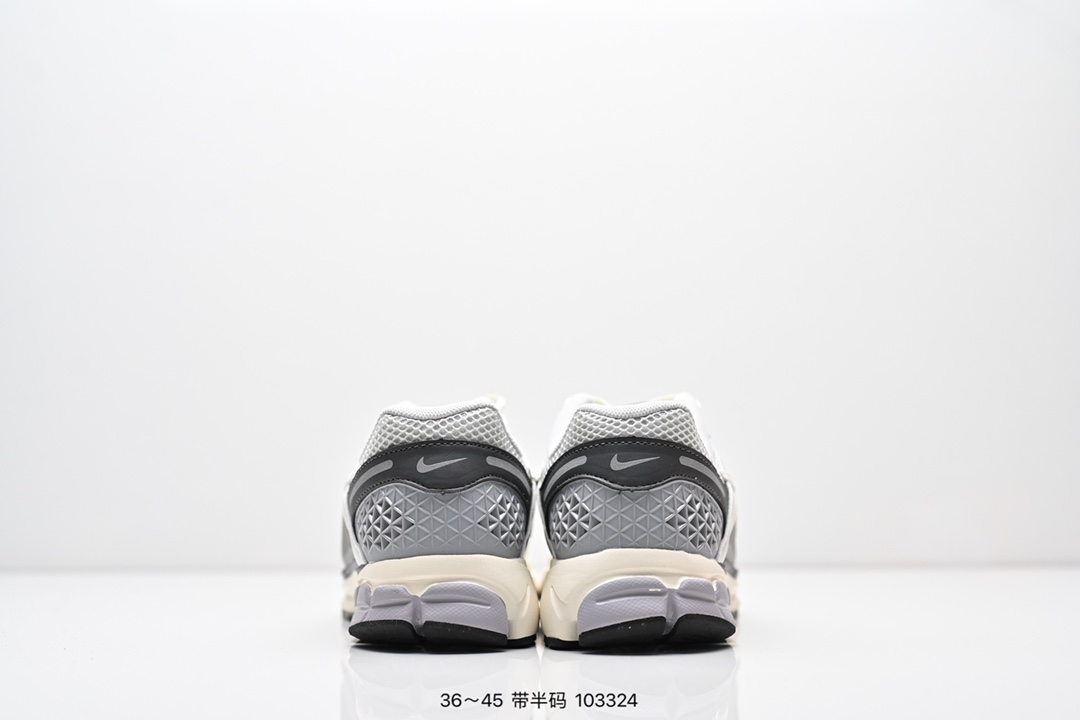 💰160
公司级✅耐克Nike Zoom Vomero 5
马拉松复古跑五代休闲运动慢跑鞋
采用环保纤维革饰片组合网眼布鞋面材质 升级正确后跟TPU加固 耐弯折热塑框架支撑鞋身 中底搭载EVA轻量缓震
货号:FD9919-001
码数:36 36.5 37.5 38 38.5 39 40 40.5 41 42 42.5 43 44 45
编号：103324