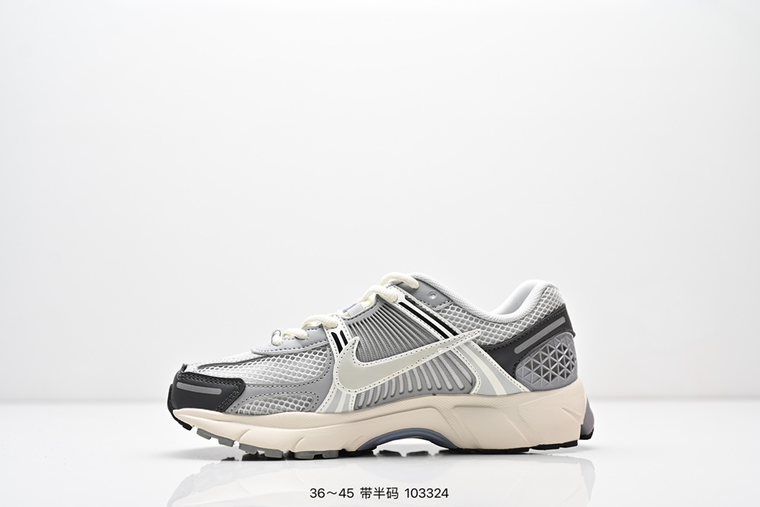 💰160
公司级✅耐克Nike Zoom Vomero 5
马拉松复古跑五代休闲运动慢跑鞋
采用环保纤维革饰片组合网眼布鞋面材质 升级正确后跟TPU加固 耐弯折热塑框架支撑鞋身 中底搭载EVA轻量缓震
货号:FD9919-001
码数:36 36.5 37.5 38 38.5 39 40 40.5 41 42 42.5 43 44 45
编号：103324