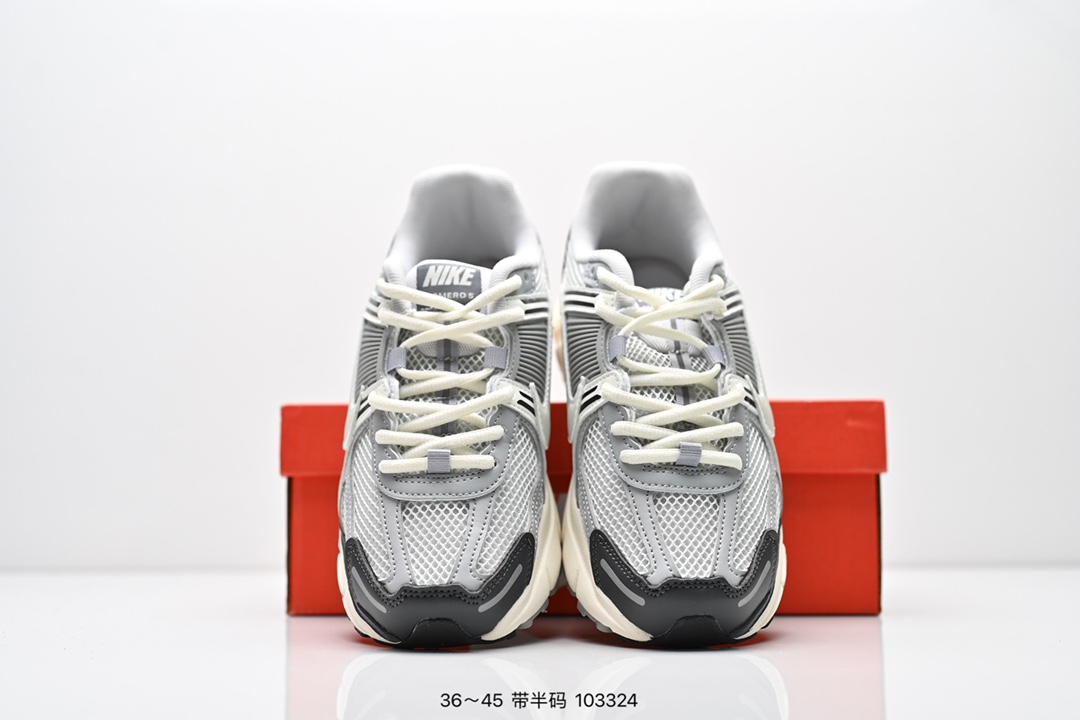 💰160
公司级✅耐克Nike Zoom Vomero 5
马拉松复古跑五代休闲运动慢跑鞋
采用环保纤维革饰片组合网眼布鞋面材质 升级正确后跟TPU加固 耐弯折热塑框架支撑鞋身 中底搭载EVA轻量缓震
货号:FD9919-001
码数:36 36.5 37.5 38 38.5 39 40 40.5 41 42 42.5 43 44 45
编号：103324