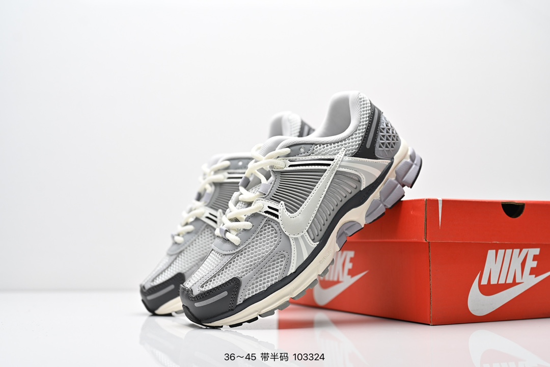 💰160
公司级✅耐克Nike Zoom Vomero 5
马拉松复古跑五代休闲运动慢跑鞋
采用环保纤维革饰片组合网眼布鞋面材质 升级正确后跟TPU加固 耐弯折热塑框架支撑鞋身 中底搭载EVA轻量缓震
货号:FD9919-001
码数:36 36.5 37.5 38 38.5 39 40 40.5 41 42 42.5 43 44 45
编号：103324