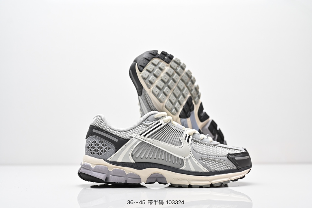 💰160
公司级✅耐克Nike Zoom Vomero 5
马拉松复古跑五代休闲运动慢跑鞋
采用环保纤维革饰片组合网眼布鞋面材质 升级正确后跟TPU加固 耐弯折热塑框架支撑鞋身 中底搭载EVA轻量缓震
货号:FD9919-001
码数:36 36.5 37.5 38 38.5 39 40 40.5 41 42 42.5 43 44 45
编号：103324