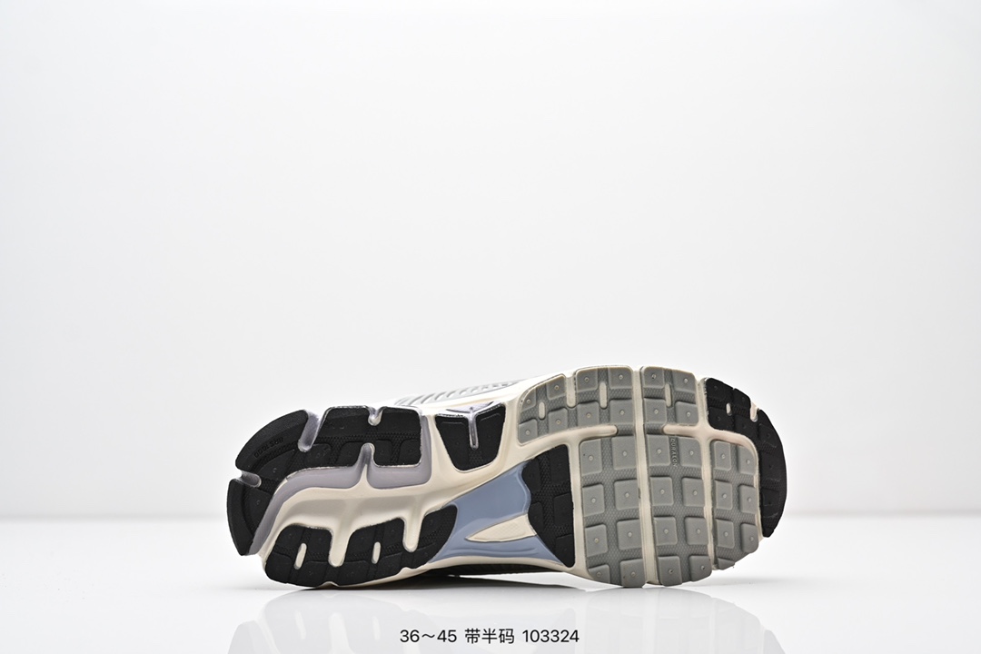 💰160
公司级✅耐克Nike Zoom Vomero 5
马拉松复古跑五代休闲运动慢跑鞋
采用环保纤维革饰片组合网眼布鞋面材质 升级正确后跟TPU加固 耐弯折热塑框架支撑鞋身 中底搭载EVA轻量缓震
货号:FD9919-001
码数:36 36.5 37.5 38 38.5 39 40 40.5 41 42 42.5 43 44 45
编号：103324
