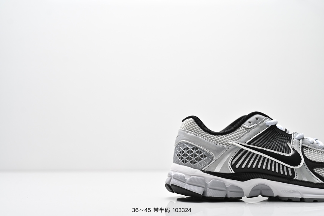 💰160
公司级✅耐克Nike Zoom Vomero 5
马拉松复古跑五代休闲运动慢跑鞋
采用环保纤维革饰片组合网眼布鞋面材质 升级正确后跟TPU加固 耐弯折热塑框架支撑鞋身 中底搭载EVA轻量缓震
货号:FD9919-001
码数:36 36.5 37.5 38 38.5 39 40 40.5 41 42 42.5 43 44 45
编号：103324
