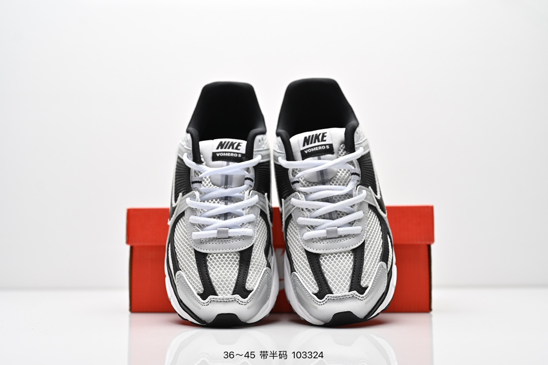 💰160
公司级✅耐克Nike Zoom Vomero 5
马拉松复古跑五代休闲运动慢跑鞋
采用环保纤维革饰片组合网眼布鞋面材质 升级正确后跟TPU加固 耐弯折热塑框架支撑鞋身 中底搭载EVA轻量缓震
货号:FD9919-001
码数:36 36.5 37.5 38 38.5 39 40 40.5 41 42 42.5 43 44 45
编号：103324