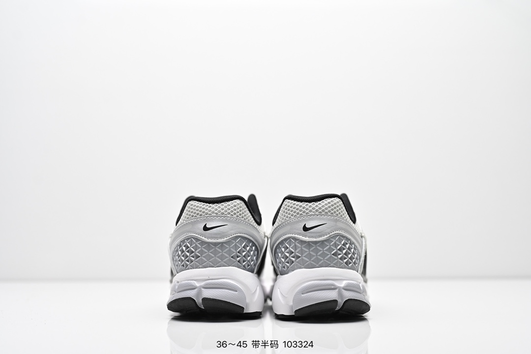 💰160
公司级✅耐克Nike Zoom Vomero 5
马拉松复古跑五代休闲运动慢跑鞋
采用环保纤维革饰片组合网眼布鞋面材质 升级正确后跟TPU加固 耐弯折热塑框架支撑鞋身 中底搭载EVA轻量缓震
货号:FD9919-001
码数:36 36.5 37.5 38 38.5 39 40 40.5 41 42 42.5 43 44 45
编号：103324