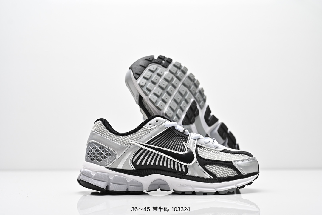 集合图💰160
公司级✅耐克Nike Zoom Vomero 5
马拉松复古跑五代休闲运动慢跑鞋
采用环保纤维革饰片组合网眼布鞋面材质 升级正确后跟TPU加固 耐弯折热塑框架支撑鞋身 中底搭载EVA轻量缓震
货号:FD9919-001
码数:36 36.5 37.5 38 38.5 39 40 40.5 41 42 42.5 43 44 45
编号：103324