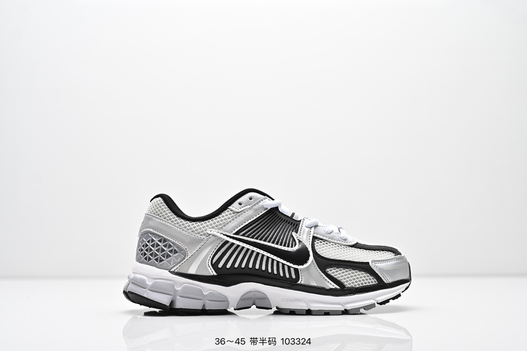 集合图💰160
公司级✅耐克Nike Zoom Vomero 5
马拉松复古跑五代休闲运动慢跑鞋
采用环保纤维革饰片组合网眼布鞋面材质 升级正确后跟TPU加固 耐弯折热塑框架支撑鞋身 中底搭载EVA轻量缓震
货号:FD9919-001
码数:36 36.5 37.5 38 38.5 39 40 40.5 41 42 42.5 43 44 45
编号：103324