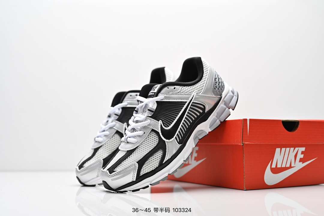 集合图💰160
公司级✅耐克Nike Zoom Vomero 5
马拉松复古跑五代休闲运动慢跑鞋
采用环保纤维革饰片组合网眼布鞋面材质 升级正确后跟TPU加固 耐弯折热塑框架支撑鞋身 中底搭载EVA轻量缓震
货号:FD9919-001
码数:36 36.5 37.5 38 38.5 39 40 40.5 41 42 42.5 43 44 45
编号：103324