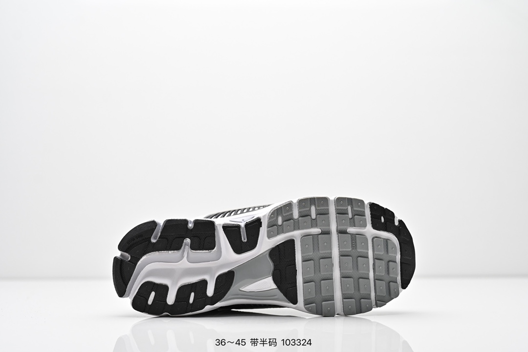 集合图💰160
公司级✅耐克Nike Zoom Vomero 5
马拉松复古跑五代休闲运动慢跑鞋
采用环保纤维革饰片组合网眼布鞋面材质 升级正确后跟TPU加固 耐弯折热塑框架支撑鞋身 中底搭载EVA轻量缓震
货号:FD9919-001
码数:36 36.5 37.5 38 38.5 39 40 40.5 41 42 42.5 43 44 45
编号：103324